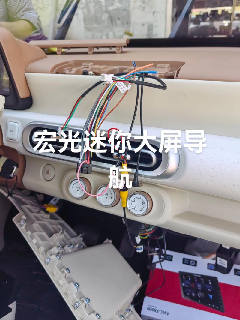 江铃e200l／江铃e200L纯电动汽车导航仪屏幕怎样接屏幕才发亮